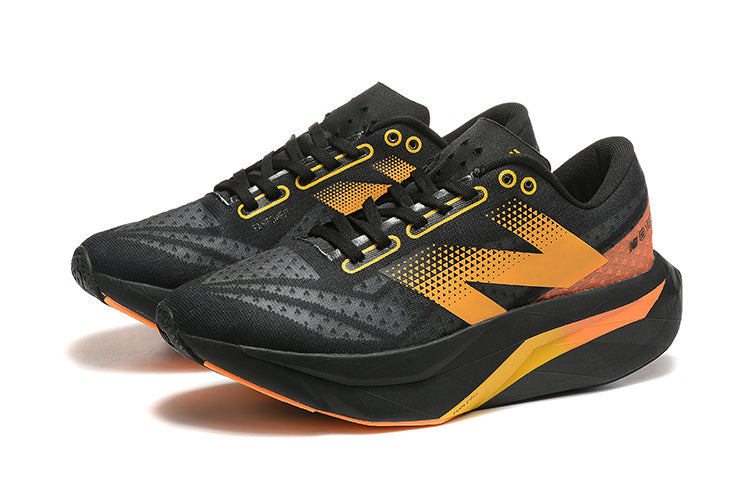 New Balance SC Elite V4 Preto com Laranja